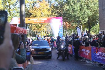 Veel belangstelling voor de start van de etappe Emmen - WIjster tijdens de NIBC Tour of Holland 
