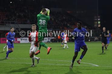FC Emmen boekt doelpuntrijke zege tegen tiental van Jong AZ vrijdag 28 nov 2025 | Geschreven door Bron Huub Reuvers RTV Drenthe