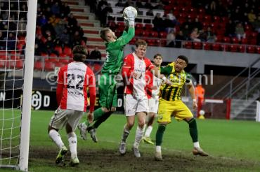 Nipte nederlaag FC Emmen tegen koploper ADO Den Haag