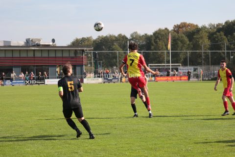 Foto 6 uit SC Angelslo onderuit tegen CSVC