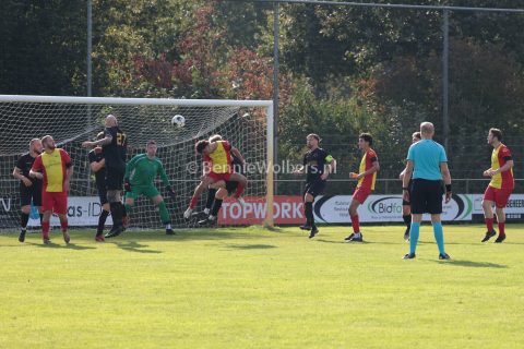 Foto 10 uit SC Angelslo onderuit tegen CSVC