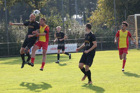 Foto 11 uit SC Angelslo onderuit tegen CSVC