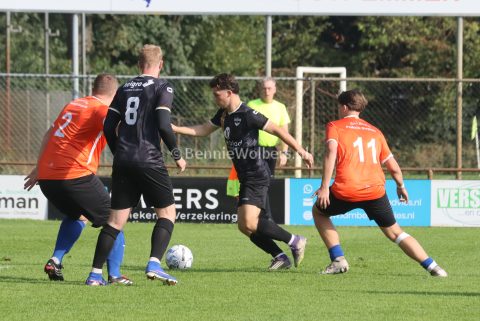Foto 2 uit FC Klazienaveen walst over NWVV heen