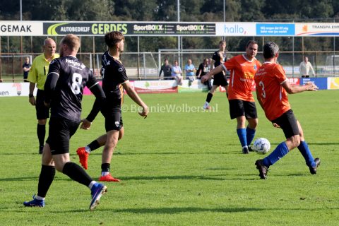 Foto 3 uit FC Klazienaveen walst over NWVV heen