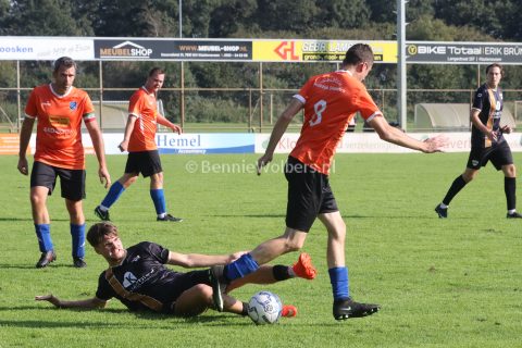 Foto 6 uit FC Klazienaveen walst over NWVV heen