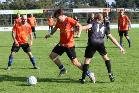 Foto 7 uit FC Klazienaveen walst over NWVV heen