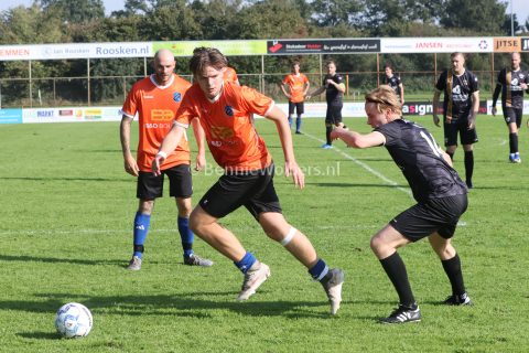 Foto 8 uit FC Klazienaveen walst over NWVV heen