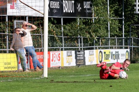 Foto 9 uit FC Klazienaveen walst over NWVV heen