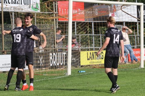 Foto 10 uit FC Klazienaveen walst over NWVV heen