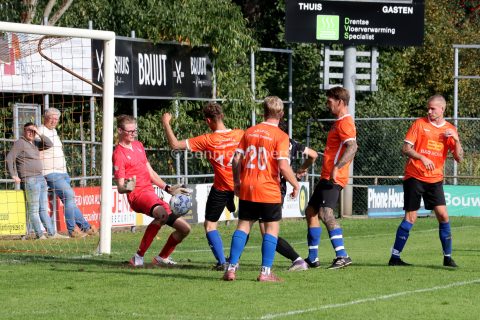 Foto 13 uit FC Klazienaveen walst over NWVV heen
