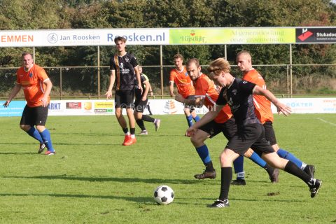Foto 15 uit FC Klazienaveen walst over NWVV heen