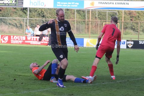 Foto 17 uit FC Klazienaveen walst over NWVV heen