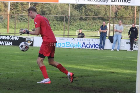 Foto 18 uit FC Klazienaveen walst over NWVV heen