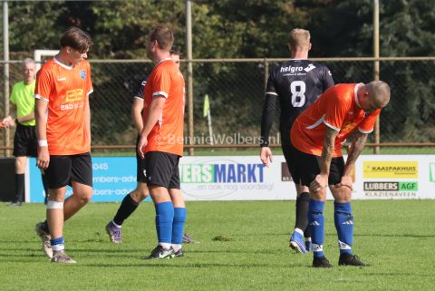 Foto 21 uit FC Klazienaveen walst over NWVV heen