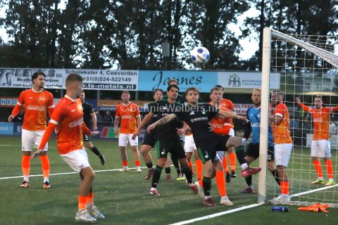 Foto 7 uit   WKE 16 wint topduel tegen buurman Drenthina