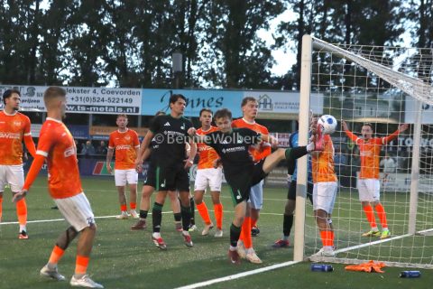 Foto 8 uit   WKE 16 wint topduel tegen buurman Drenthina