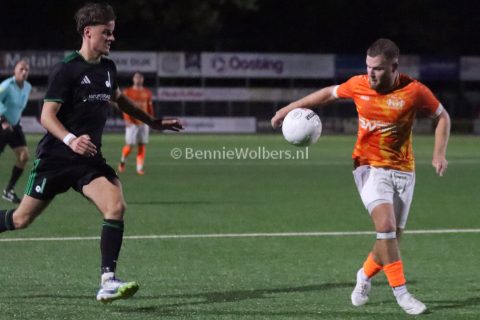 Foto 16 uit   WKE 16 wint topduel tegen buurman Drenthina