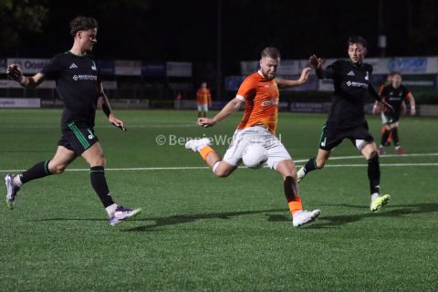 Foto 17 uit   WKE 16 wint topduel tegen buurman Drenthina