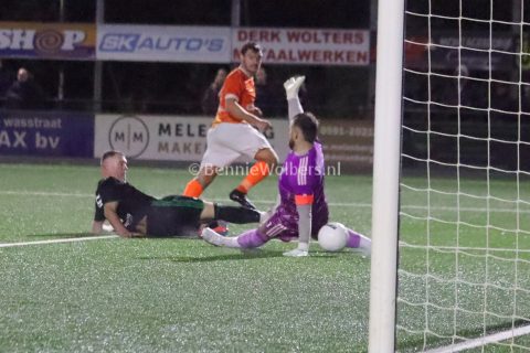Foto 19 uit   WKE 16 wint topduel tegen buurman Drenthina