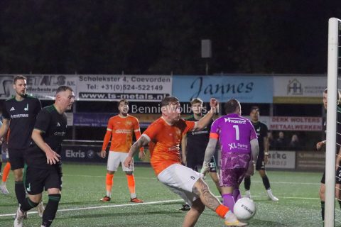 Foto 20 uit   WKE 16 wint topduel tegen buurman Drenthina