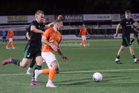 Foto 22 uit   WKE 16 wint topduel tegen buurman Drenthina