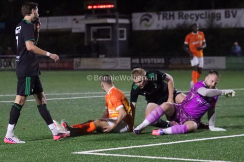Foto 23 uit   WKE 16 wint topduel tegen buurman Drenthina