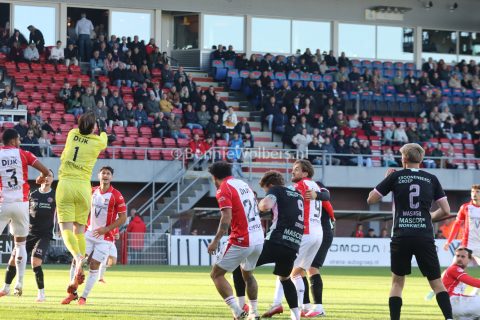 Foto 2 uit FC Emmen wint topper tegen Almere City